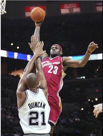  爱德华兹隔扣戈贝尔引爆全场  