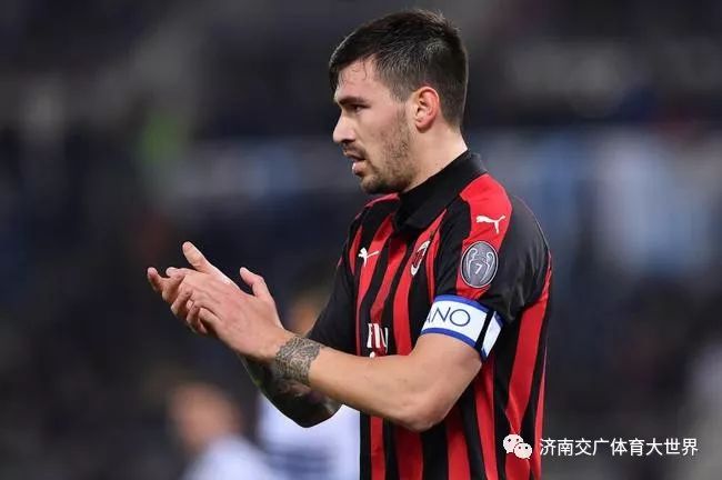  AC米兰中场核心伤退，十人苦战逼平亚特兰大  